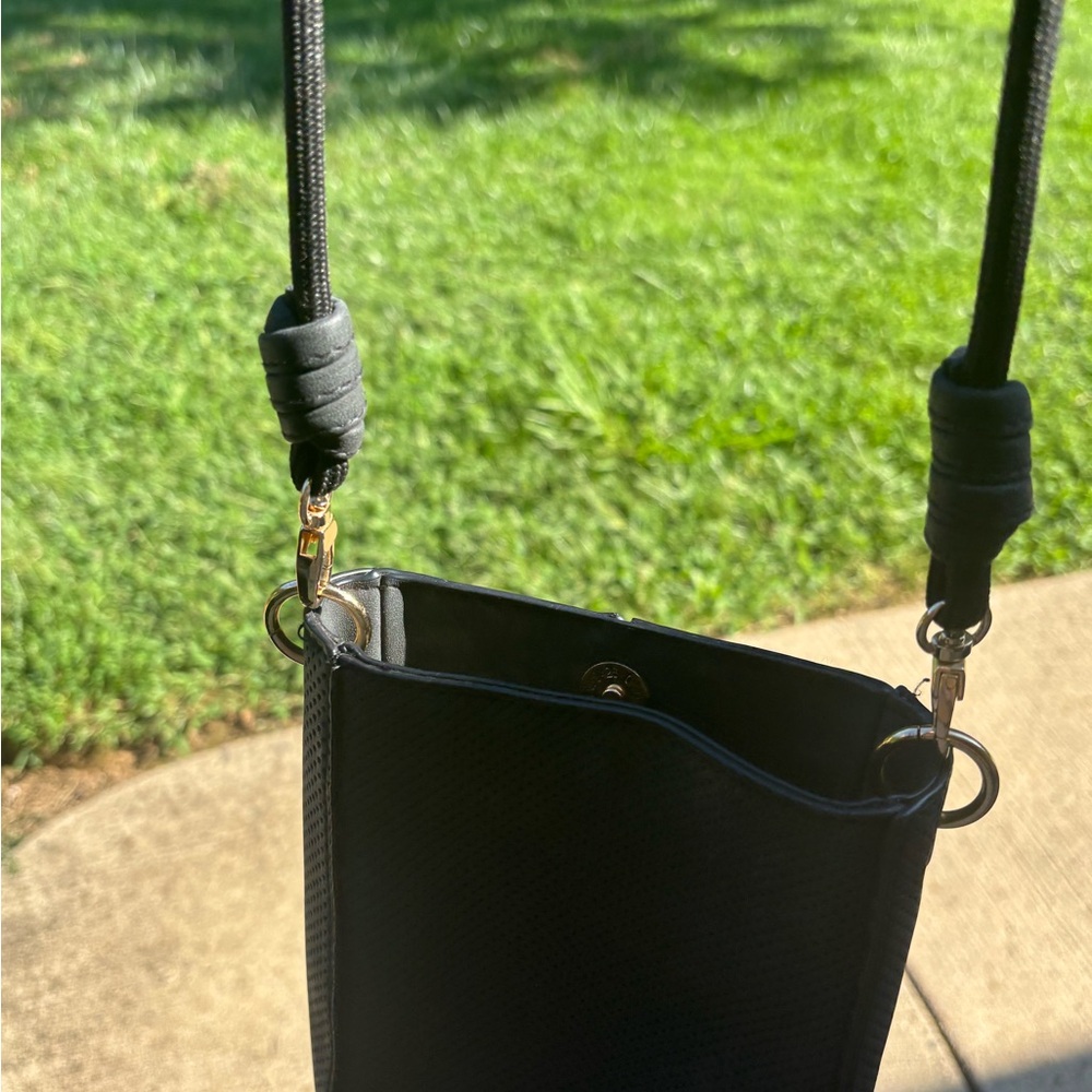 Universal Thread Black Crossbody Bag